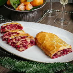 Слоеный штрудель с брусникой и бананом заказать доставку в Красноярске | «Bellini Kitchen»