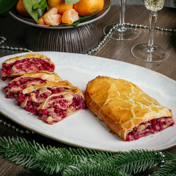 Слоеный штрудель с брусникой и бананом заказать доставку в Красноярске | «Bellini Kitchen»