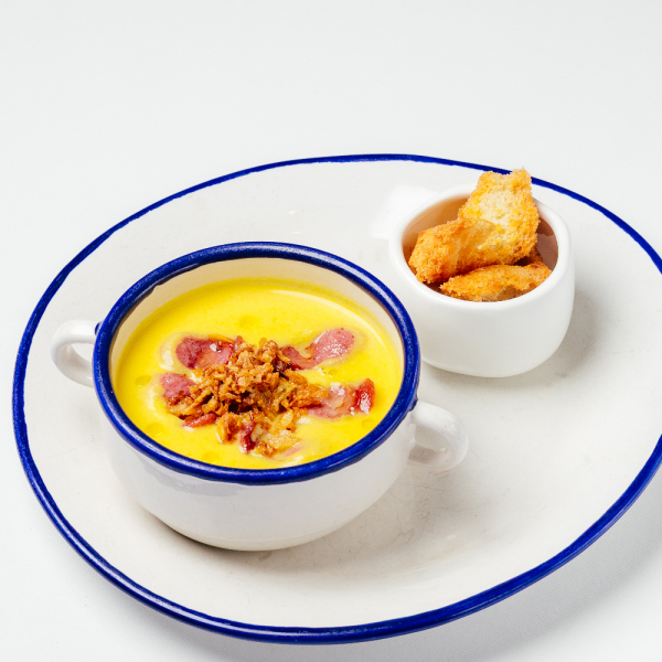 Сырный суп с охотничьими колбасками и хрустящими сухарями Сырный суп с охотничьими колбасками и хрустящими сухарями заказать доставку в Красноярске | Формаджи