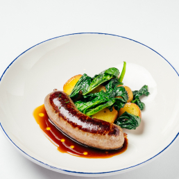 Говяжья колбаска с мини-картофелем, шпинатом и соусом демиглас Говяжья колбаска с мини-картофелем, шпинатом и соусом демиглас заказать доставку в Красноярске | Формаджи