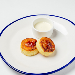 Сырники из деревенского творога с соусом из сгущенного молока Сырники из деревенского творога с соусом из сгущенного молока заказать доставку в Красноярске | Формаджи