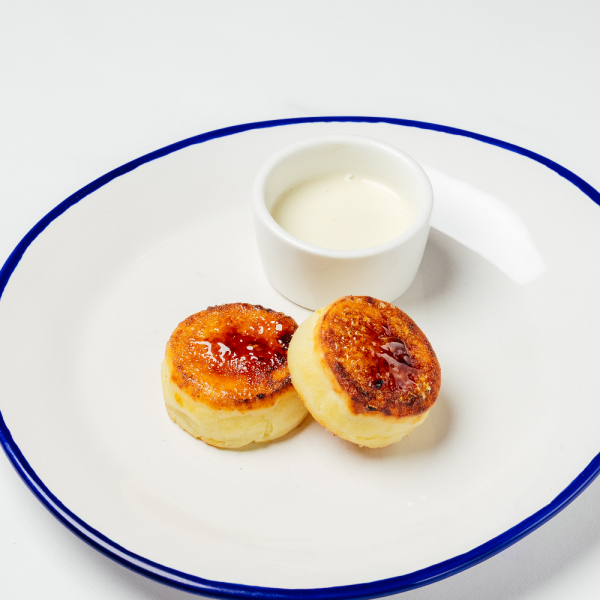 Сырники из деревенского творога с соусом из сгущенного молока Сырники из деревенского творога с соусом из сгущенного молока заказать доставку в Красноярске | Формаджи