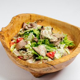 Салат с ростбифом, свежими овощами и соусом  из горгонзола заказать доставку в Красноярске | Формаджи