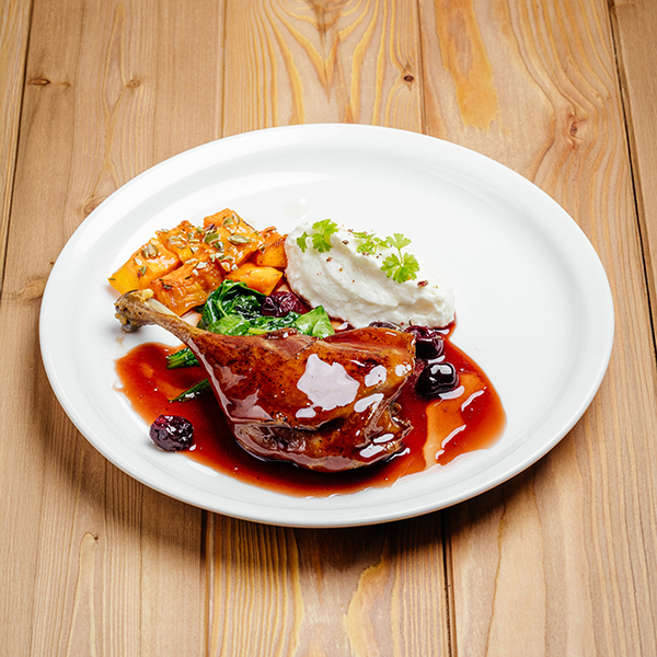 Утка в золотистой корочке с тыквой и кремом из сельдерея Утка в золотистой корочке с тыквой и кремом из сельдерея заказать доставку в Красноярске | «Свинья и бисер»