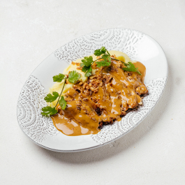 Куриное бедро со сливочно-перечным соусом и картофельным пюре заказать доставку в Красноярске | Доставка «Беллини»