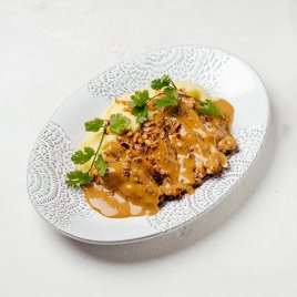 Куриное бедро со сливочно-перечным соусом и картофельным пюре заказать доставку в Красноярске | «Баран и бисер»