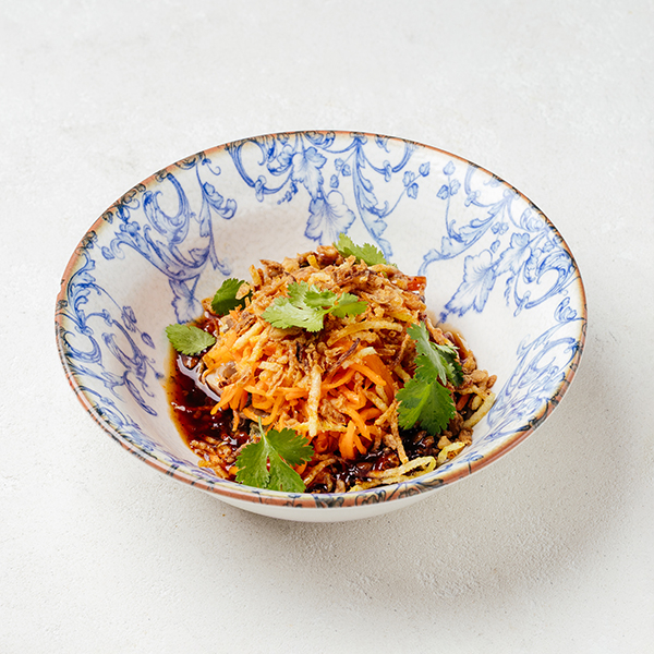 Салат с цыплёнком и  корейской морковью заказать доставку в Красноярске | Доставка «Беллини»