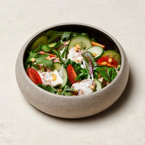 Салат с говядиной, рукколой и кедровыми орешками заказать доставку в Красноярске | «Якитория»