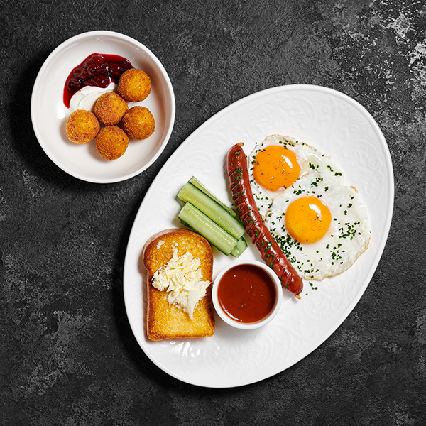 Глазунья с охотничьей колбаской и пончики из рикотты с вишнёвым соусом со сметаной Глазунья с охотничьей колбаской и пончики из рикотты с вишнёвым соусом со сметаной заказать доставку в Красноярске | «Крем»