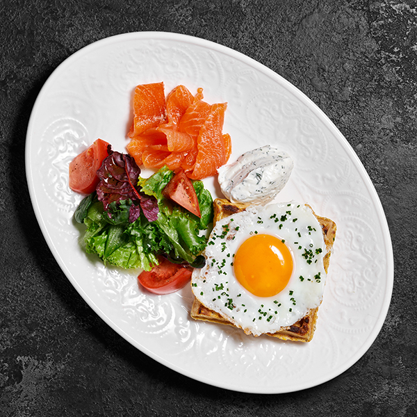 Вафля из цукини с лососем, яйцом и крем-чизом заказать доставку в Красноярске | Доставка «Беллини»