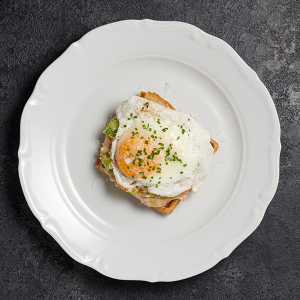 Картофельная вафля с беконом и яйцом Картофельная вафля с беконом и яйцом заказать доставку в Красноярске | «Крем»