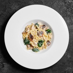 Спагетти с цыплёнком и грибами в сливочном соусе Спагетти с цыплёнком и грибами в сливочном соусе заказать доставку в Красноярске | «Крем»