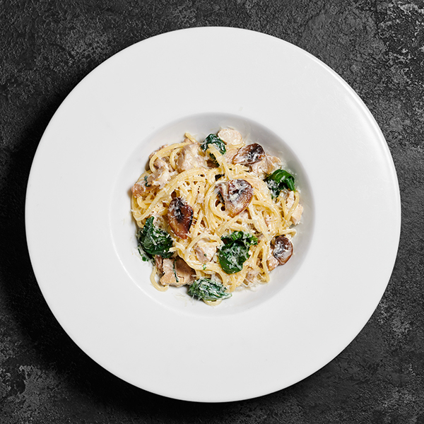 Спагетти с цыплёнком и грибами в сливочном соусе Спагетти с цыплёнком и грибами в сливочном соусе заказать доставку в Красноярске | «Крем»