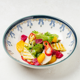 С копчёным куриным филе, халуми и мандаринами С копчёным куриным филе, халуми и мандаринами заказать доставку в Красноярске | Доставка «Беллини»