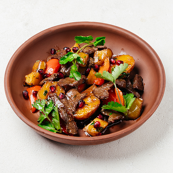 Томлёная говядина с яблоком и овощами Томлёная говядина с яблоком и овощами заказать доставку в Красноярске | Доставка «Беллини»