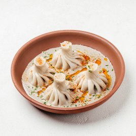 Мини-хинкали с говяжьими щёчками в грибном соусе Мини-хинкали с говяжьими щёчками в грибном соусе заказать доставку в Красноярске | «Баран и бисер»