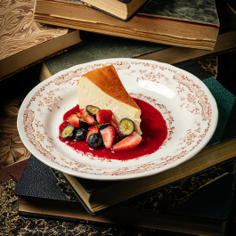 Чизкейк Сан-Себастьян со свежими ягодами заказать доставку в Красноярске | Доставка «Беллини»