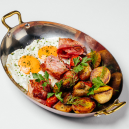 Глазунья с беконом, картофелем и томатами черри заказать доставку в Красноярске | Формаджи