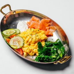 Скрэмбл с лососем, обжаренным шпинатом и взбитым сливочным кремом  заказать доставку в Красноярске | Формаджи