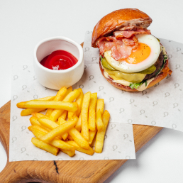 Бургер с бифштексом из маморной говядины,  жареным яйцом и картофелем фри  заказать доставку в Красноярске | Формаджи