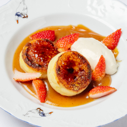 Домашние сырники с карамельным соусом и свяжей ягодой заказать доставку в Красноярске | Формаджи