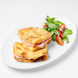 Сэндвич с мортаделлой, пармезаном и томатами черри  заказать доставку в Красноярске | Формаджи