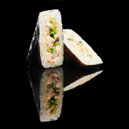 Онигири с курицей в соусе цезарь  заказать доставку в Красноярске | Доставка «Беллини»