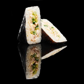 Онигири с курицей в соусе цезарь Онигири с курицей в соусе цезарь заказать доставку в Красноярске | «Якитория»