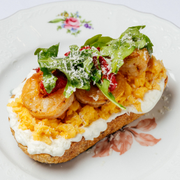 Тост с обжаренными креветками, скрэмблом и миксом из рукколы и вяленых черри  заказать доставку в Красноярске | Формаджи
