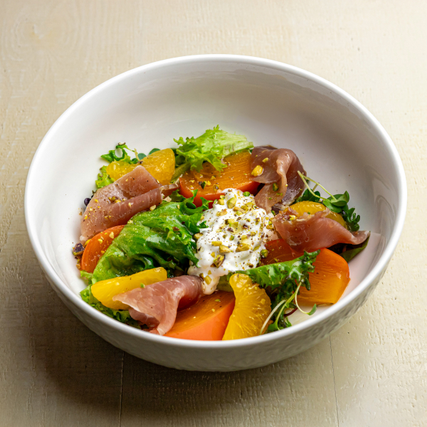 Салат с хурмой, ветчиной и страчателлой заказать доставку в Красноярске | Mama`s»