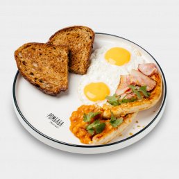 Английский завтрак глазунья из деревенских яиц с куриными  колбасками, беконом и фасолью в томате заказать доставку в Красноярске | «РомБаба»