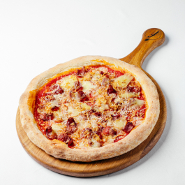 Пицца с колбасками, копчёным проволоне и моцареллой Пицца с колбасками, копчёным проволоне и моцареллой заказать доставку в Красноярске | Доставка «Беллини»