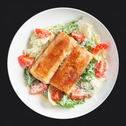 Блинчики с цыпленком, моцареллой и соусом бешамель и свежими овощами с соусом цезарь заказать доставку в Красноярске | «Перцы» в Красноярске