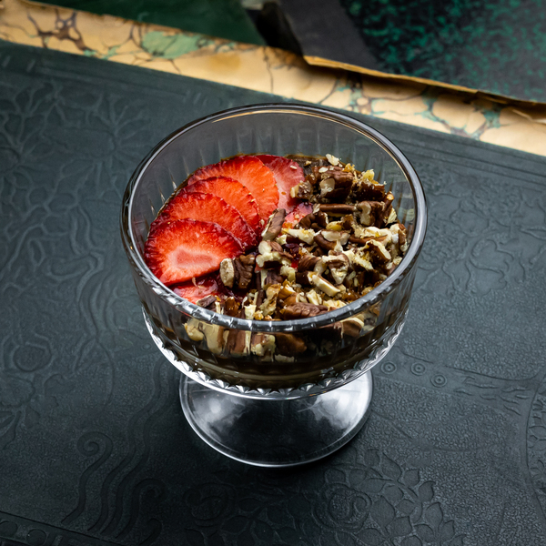 Шоколадный авокадо-мусс с клубникой заказать доставку в Красноярске | Доставка «Беллини»