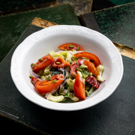 Салат из свежих овощей с ореховым соусом Салат из свежих овощей с ореховым соусом заказать доставку в Красноярске | Доставка «Беллини»