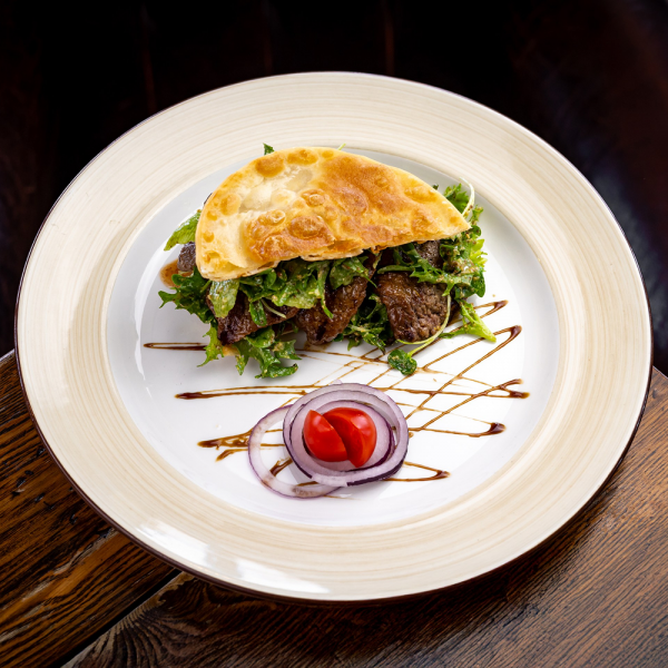 Теплый сэндвич из телятины с зеленью заказать доставку в Красноярске | Доставка «Беллини»