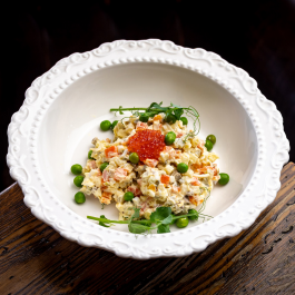 Оливье с отварным языком и красной икрой заказать доставку в Красноярске | Доставка «Беллини»