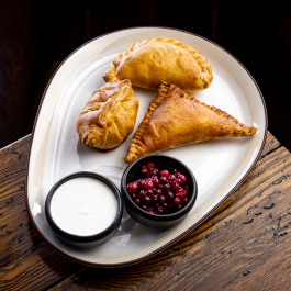 Якутские пирожки с гусиной печенью, мясом лося, щековиной и картофелем заказать доставку в Красноярске | Доставка «Беллини»