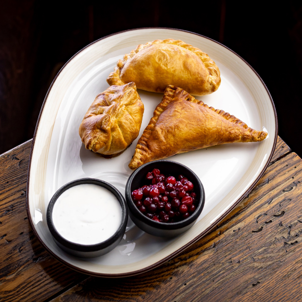 Якутские пирожки с гусиной печенью, мясом лося, щековиной и картофелем заказать доставку в Красноярске | Доставка «Беллини»