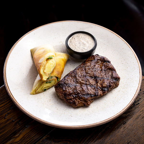 Стейк из телятины с грибным соусом и картофельными блинами заказать доставку в Красноярске | Доставка «Беллини»