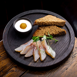 Муксун малой соли с домашним чёрным хлебом, сметаной и икрой заказать доставку в Красноярске | Доставка «Беллини»