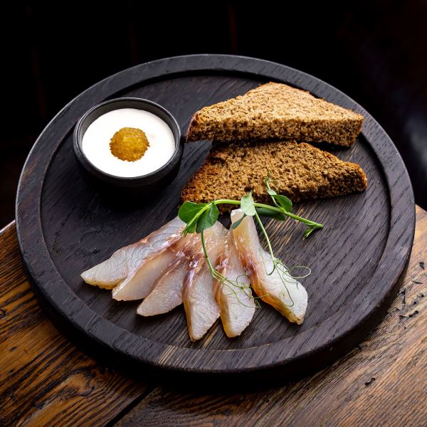 Муксун малой соли с домашним чёрным хлебом, сметаной и икрой заказать доставку в Красноярске | Доставка «Беллини»