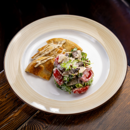 Салат с нежным ростбифом телёнка с грибами, сельдереем и якутскими лепёшками  заказать доставку в Красноярске | Доставка «Беллини»