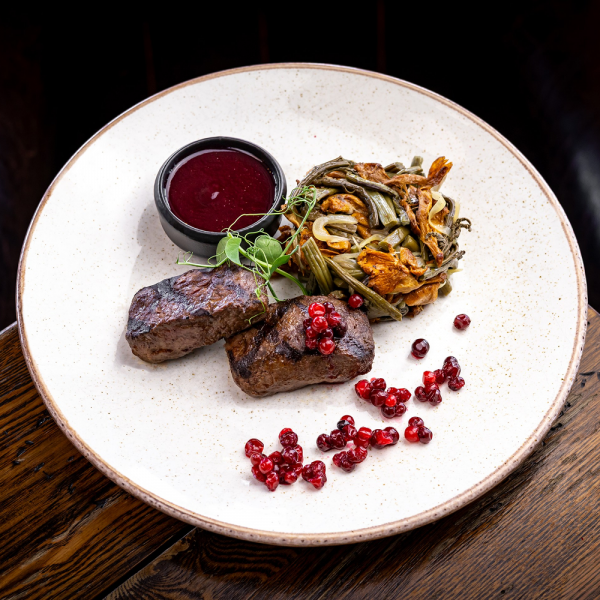 Оленина с брусничным соусом и папоротником заказать доставку в Красноярске | Доставка «Беллини»