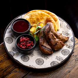 Язык ягнёнка с мини-картофелем, брусничным соусом  и якутскими лепёшками заказать доставку в Красноярске | Доставка «Беллини»