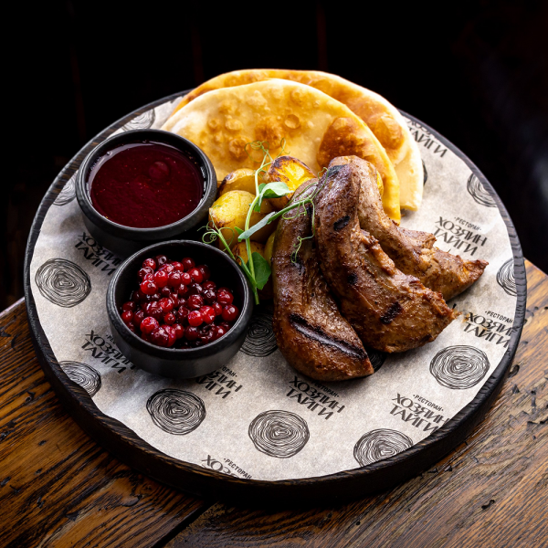 Язык ягнёнка с мини-картофелем, брусничным соусом  и якутскими лепёшками заказать доставку в Красноярске | Доставка «Беллини»