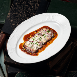 Татаки из говядины с мясным соусом и трюфельным айоли заказать доставку в Красноярске | Доставка «Беллини»