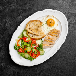 Яичница с цыплёнком, овощами и злаковыми тостами заказать доставку в Красноярске | Доставка «Беллини»