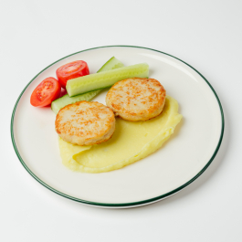 Котлеты из курицы с картофельным пюре и свежими овощами заказать доставку в Красноярске | Доставка «Беллини»