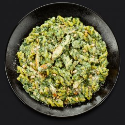 Паста со шпинатом, копчёным куриным филе и кедровыми орехами Паста со шпинатом, копчёным куриным филе и кедровыми орехами